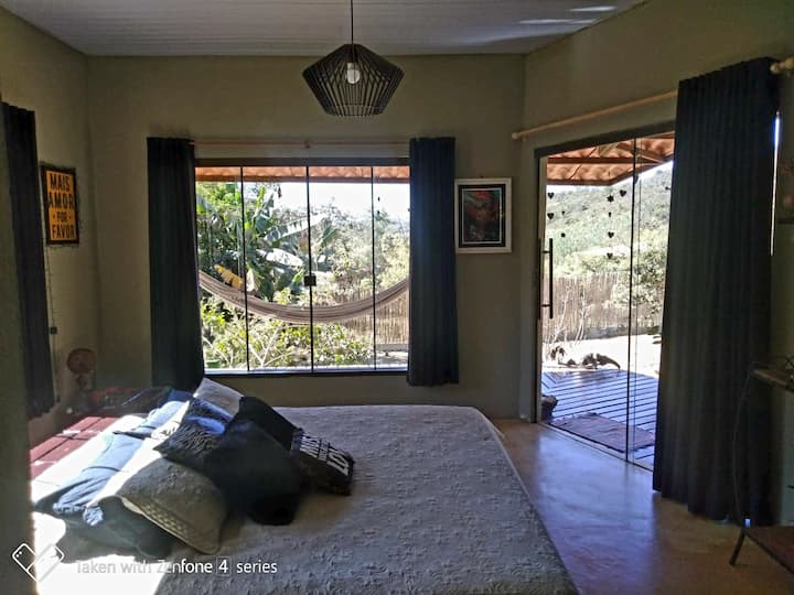 Casa Gaia - chumba kikubwa cha kulala kilicho na mwangaza mwingi wa asili na mapazia ya mviringo. 