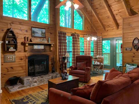 Perfect Cabin for 2 w/Christmas Decor/Tree/Hot Tub