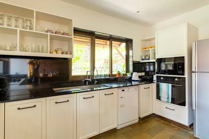 Full kitchen image 4