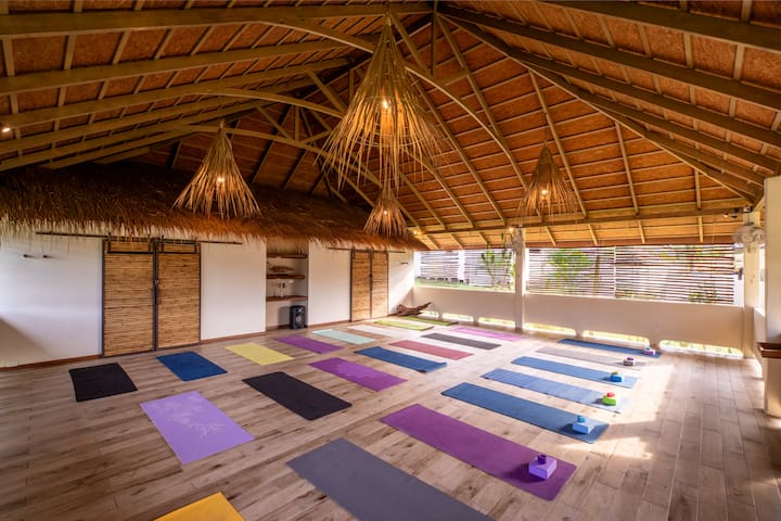 Tropical villa, all-inclusive services & utilities