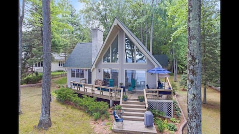 Lakefront Cottage with Stunning Views