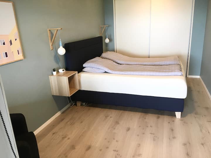 Საძინებლის პირველი სართული - 180 სმ საწოლი