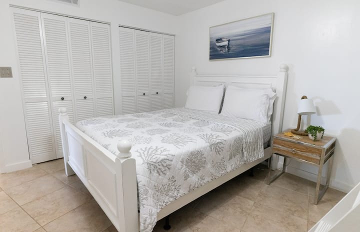 Segundo dormitorio con cama tamaño queen y dos armarios.