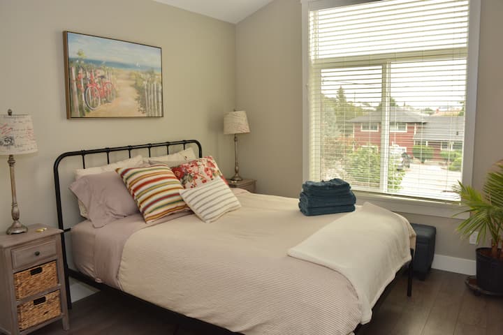 Spacious bedroom, queen bed, closet, and large window with great views of the hills. Quality linens, feather duvet and pillows on a thick mattress ☺️. Fall and winter bedding pictured here.