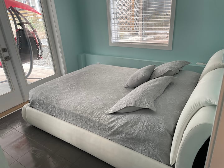 Dhoma e krevatit "Queen" #2 me dalje për në oborr