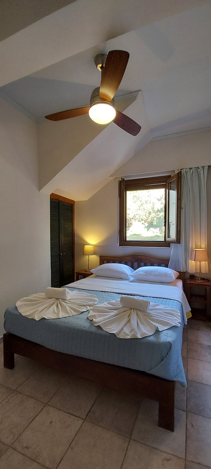 Kahden hengen makuuhuone, josta on puutarhanäkymä