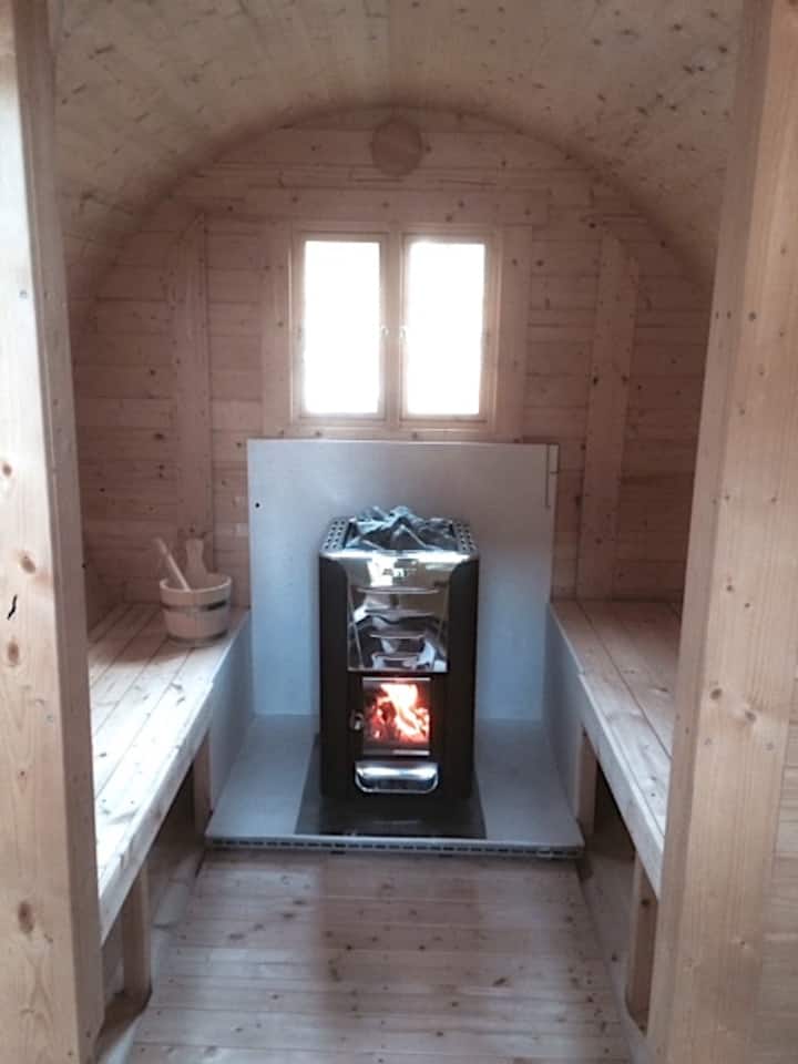 Sauna ya kuni na mawe ya moto