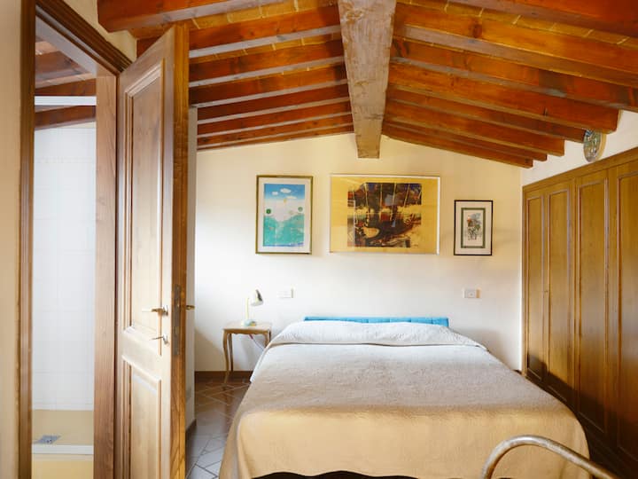 楼上卧室配备舒适的双人床（160x190厘米），非常适合安静的夜晚睡觉。