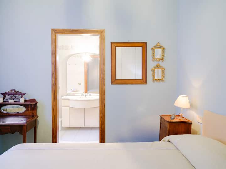 غرفة النوم في الطابق السفلي ، مع حمامها.