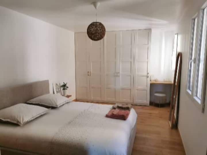 Velika spavaća soba od 17 m2 s bračnim krevetom (160 x 200) - prizemlje