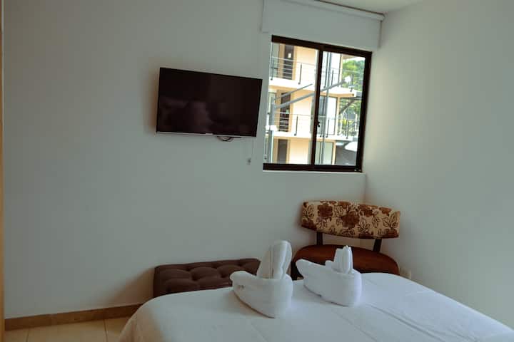 Glavna spavaća soba s televizorom.