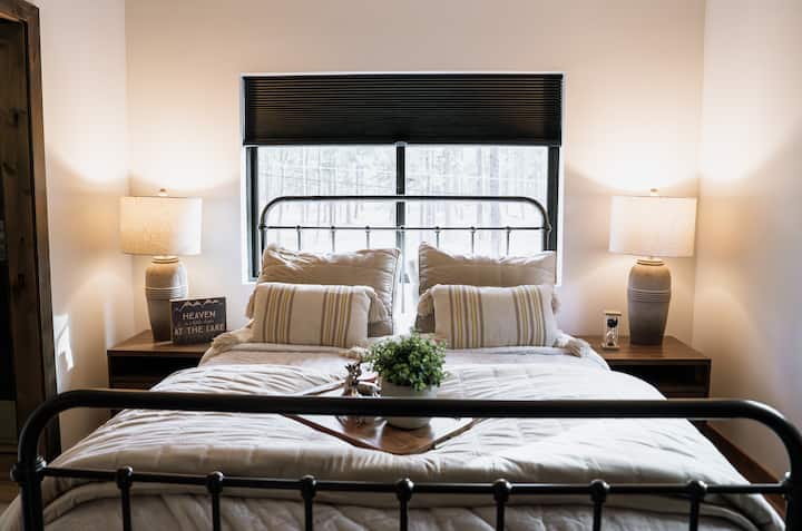Disfruta del acogedor dormitorio de arriba y despierta con el sol del bosque entrando por la ventana. 