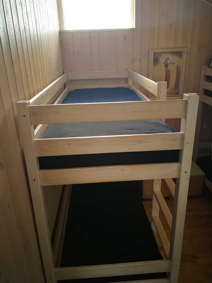 Дърводелец оправени двуетажни легла (4). 