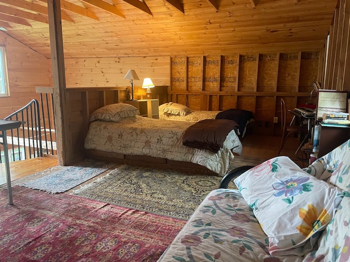 วิวเตียงลอฟท์: เตียงเดี่ยว 2 หลังและฟูกนอนคู่