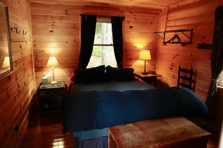 ห้องนอนพร้อมเตียงควีนไซส์