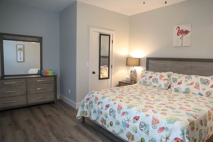 Главна спална соба - брачен кревет (широк 180-220
со телевизија