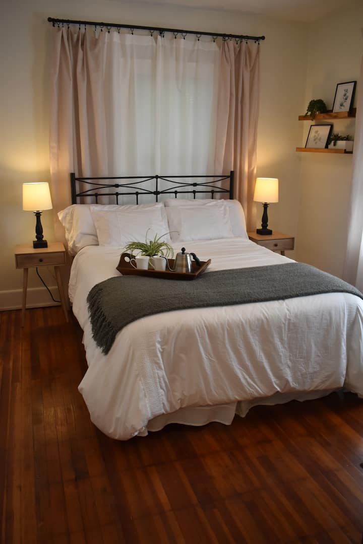 1-ლი სართულის საძინებელი