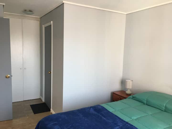 Huvudsovrum med eget badrum.