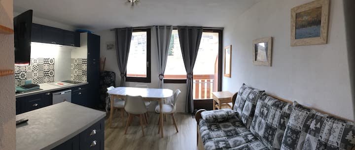 Изглед към студиото от входа, възможност за 5 - то легло със сгъваемо легло