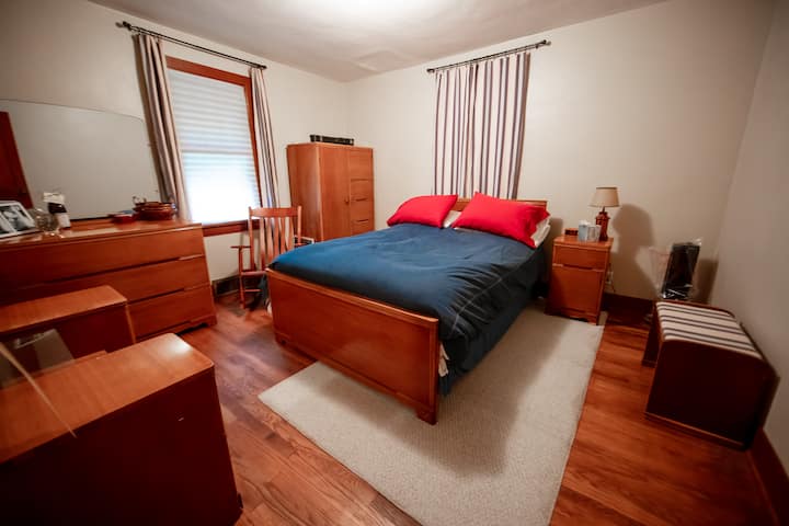 后卧。床上用品可能因季节变化而有所不同。