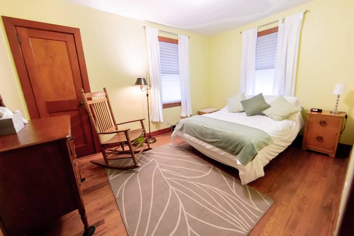 前卧。床上用品可能因季节变化而有所不同。