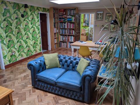 Successful Airbnb property: Work, Rest and Play... sauna, pizza oven+privacy! in West Midlands