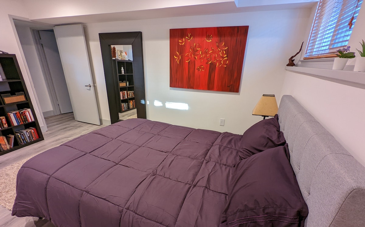 Cómoda cama tamaño queen en el dormitorio 2.