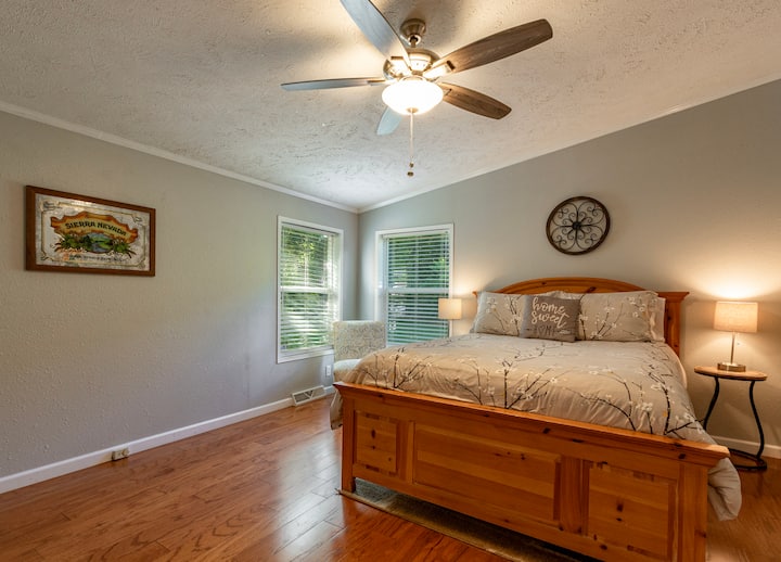 Третата спалня има удобно двойно легло queen size с египетски памучни чаршафи. Лампите имат USB зарядни устройства.  Получаването на добър нощен сън е от съществено значение, преди да натиснете Chimney Rock с панорамна гледка към Hickory Nut Gorge, Lake Lure & Blue Ridge Foothills