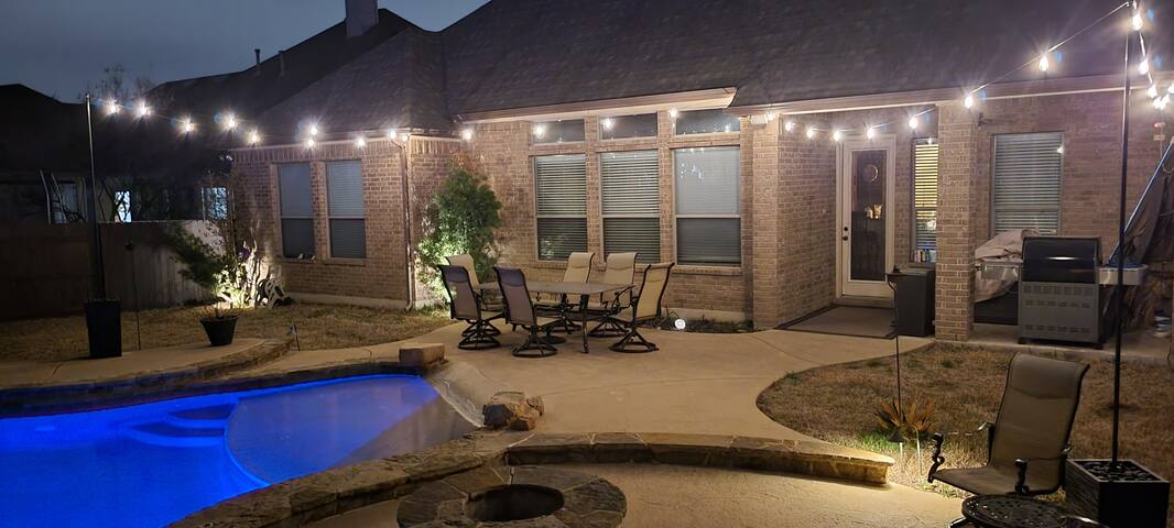 House w/4 beds, Pool/Spa & Grill in Austin! gallery image 5