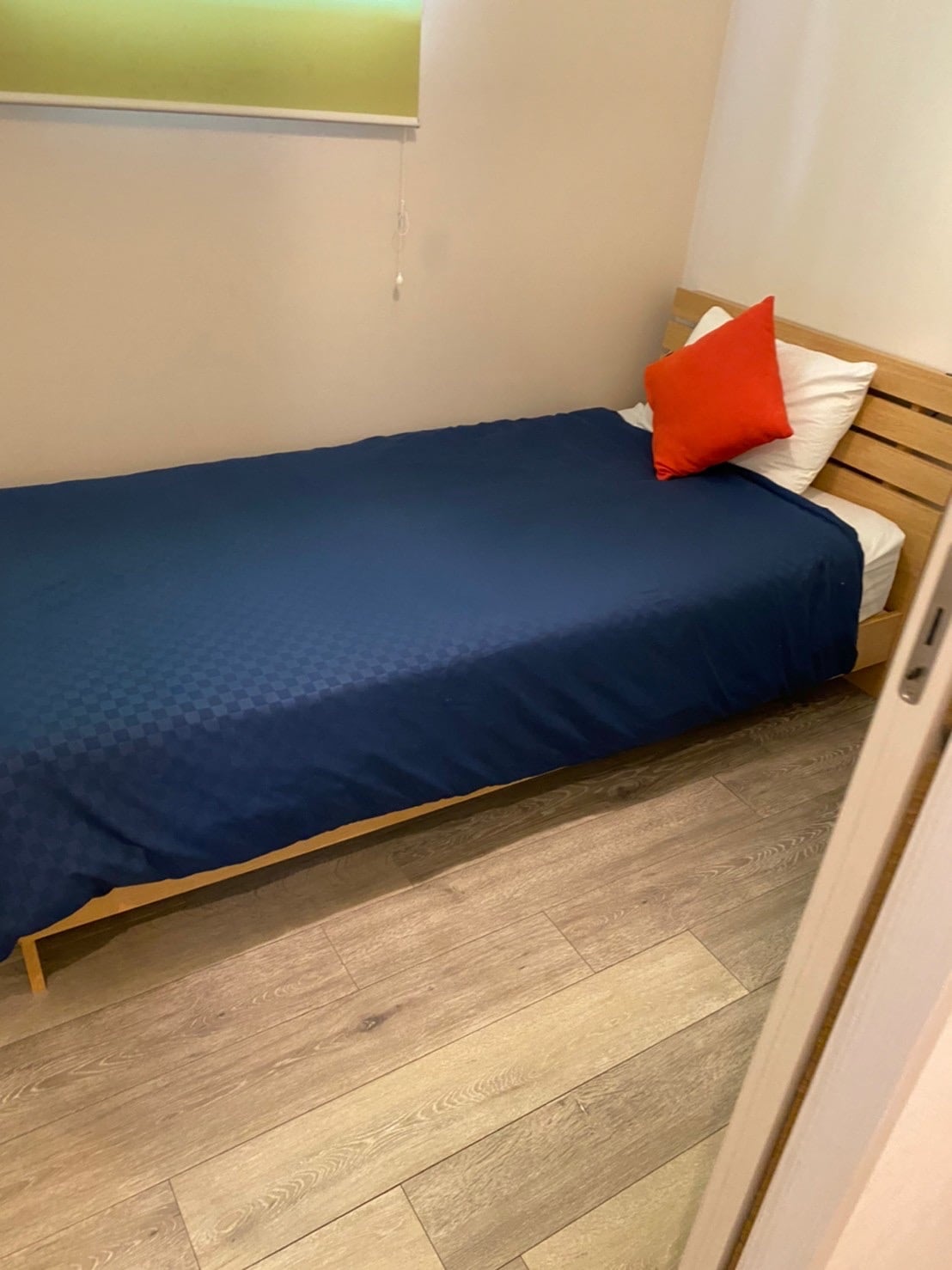 独立房间3
这是一个只有一张单人床和一张边桌的小房间，但舒适安静。