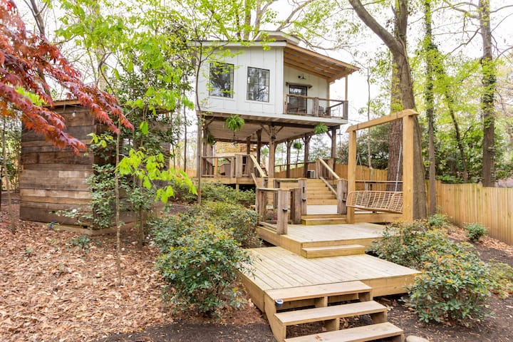 The ATL Treehouse with hot tub/ heated space