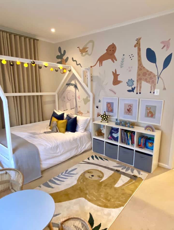 Детска спална соба со брачен кревет