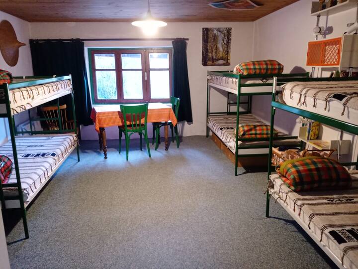 ห้องนอน 5 (หอพัก) เขียนว่า "Gentiane" ชั้นบน