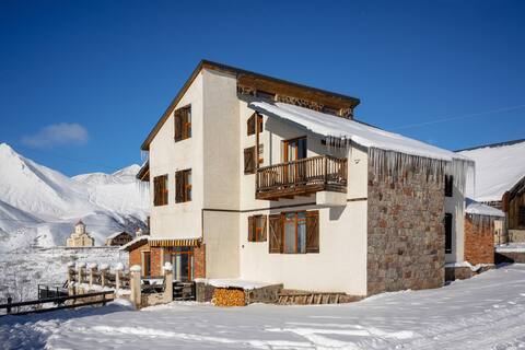 Snow Time Cottage with Mountain View