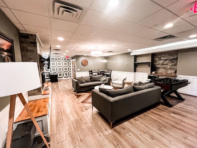 Perfect spot for a group of business travelers! gallery image 3