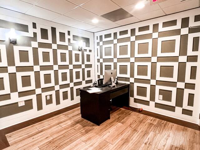 Perfect spot for a group of business travelers! gallery image 5