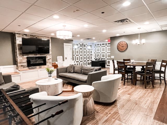 Perfect spot for a group of business travelers! gallery image 2