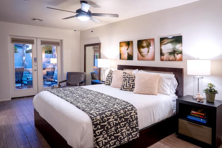 L'ampia seconda suite principale dispone di un lussuoso letto king-size, un bagno completo per la Smart TV, una scrivania, un po' di lavoro e le doppie porte del cortile sul retro.