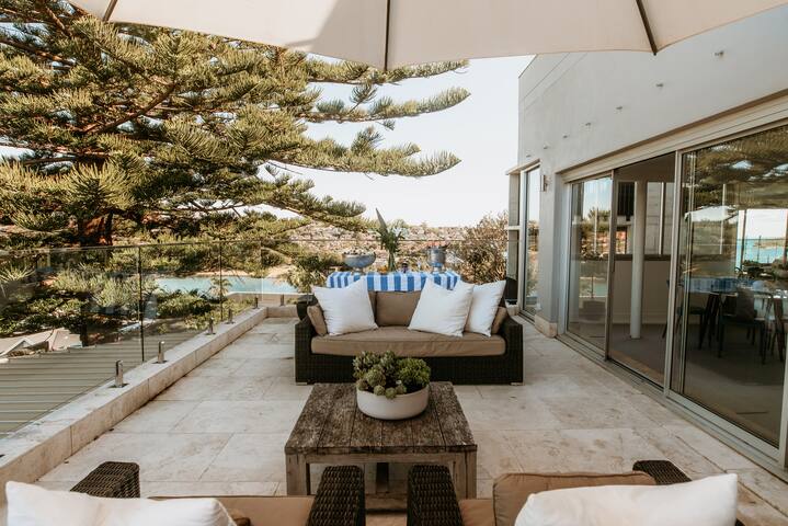 Stunning Harbourside Home with Panoramic Views gallery image 3