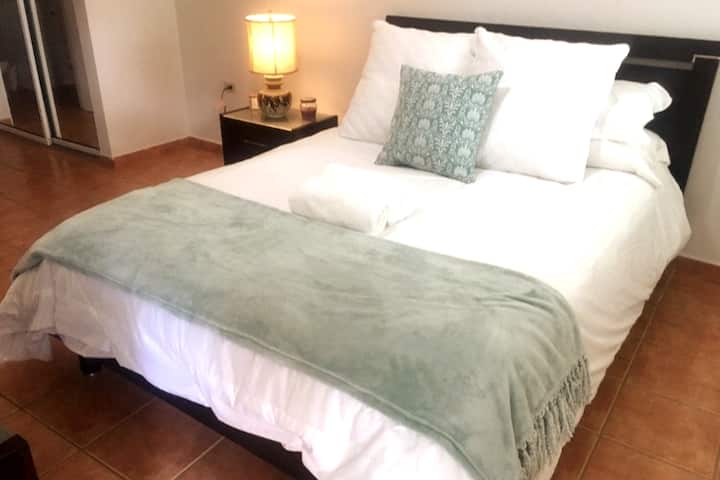 غرفة نوم رئيسية بسرير بحجم كبير