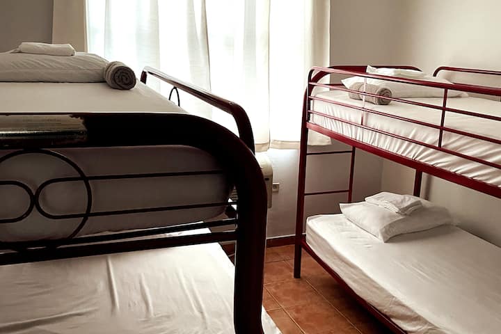 غرفة النوم الثانية - تتسع لنوم أربعة ضيوف