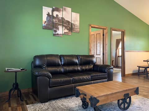 Trailhead Suites- A (Railroad)