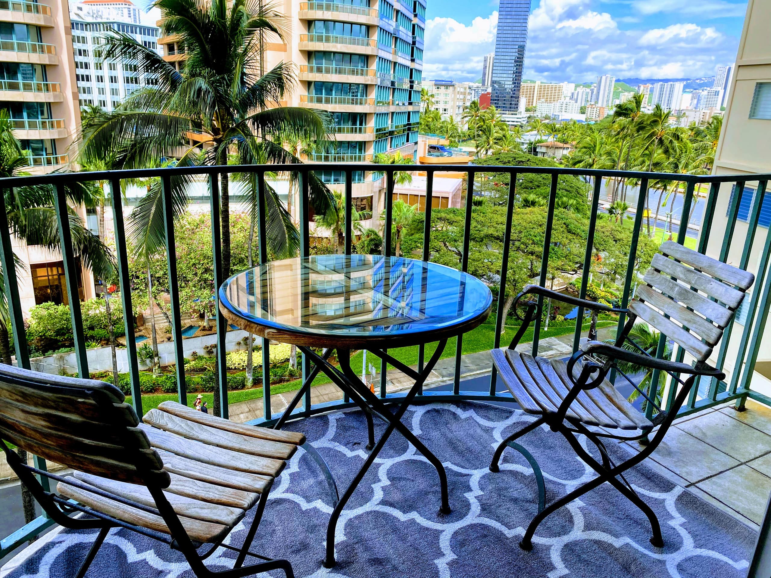 Condo in Honolulu · ★4.79 · 2 bedrooms · 4 beds · 1 private bath - Image 1
