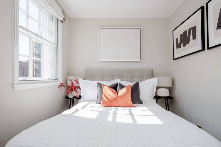 Stunning Marylebone Mews House gallery image 4