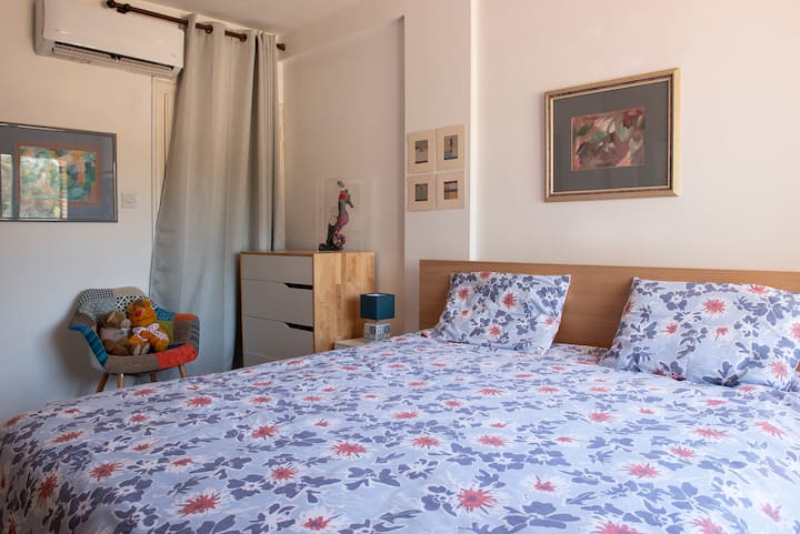 第二间卧室，空调，配备加大双人床（ 180x200 ） ，全尺寸衣橱，抽屉，猎人天花板很快，朝西，毗邻的考古遗址。   