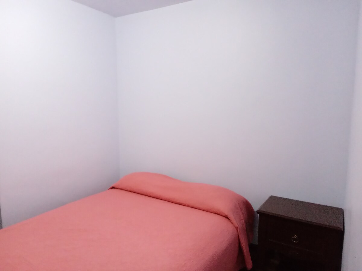 
ห้องพักพร้อมเตียงควีนไซส์ห้องลิ้นชักเคเบิลทีวีขนาด 32 นิ้ว Wifi มินิสปลิตพร้อมเครื่องทำความร้อนและความเย็นห้องน้ำส่วนตัวพื้นที่ระเบียงกลางแจ้ง