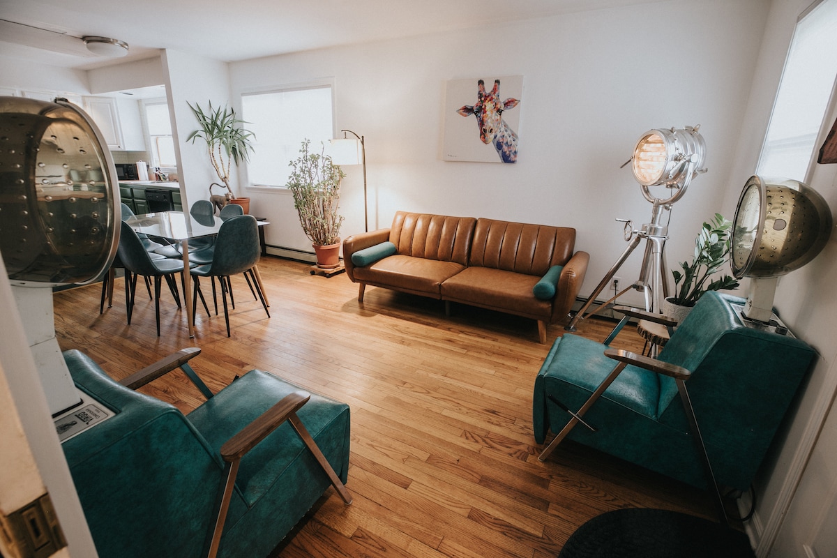 Popular Airbnb listing: Funky downtown house in South End arts district ! in Burlington / South Burlington