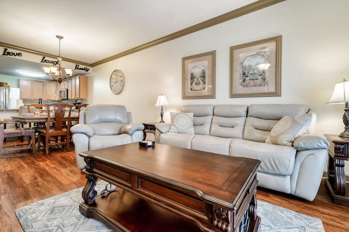 3bd/2ba Condo New Remodel Right Off The Parkway In The Heart Of Pigeon Forge - Tennessee