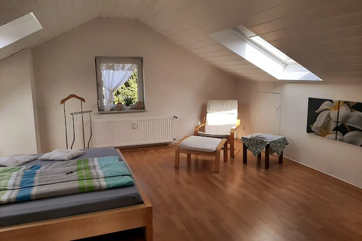 Segundo dormitorio tranquilo y al final del apartamento (paso por el dormitorio principal), cama de 2 m x 1,80 m, postre, cómoda, perchero... y vistas al campo.