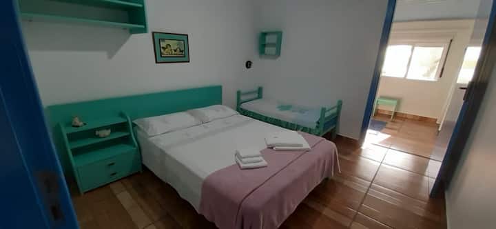 غرفة نوم 3 - جناح بحمام خاص - سرير مزدوج ، غرفة متصلة بها تضم سريرًا مزدوجًا